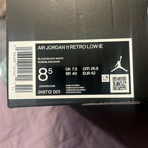 Air Jordan 11 retro low IE Black and white